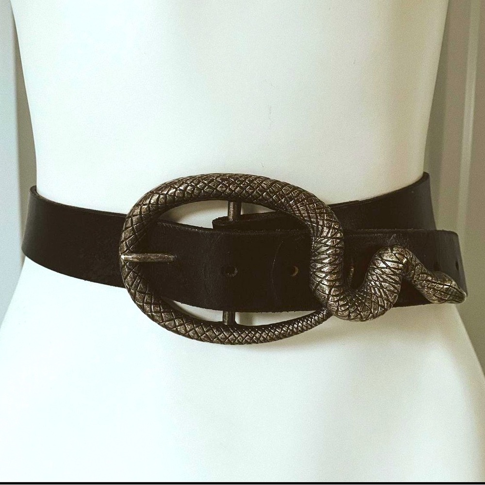 Serpent buckle